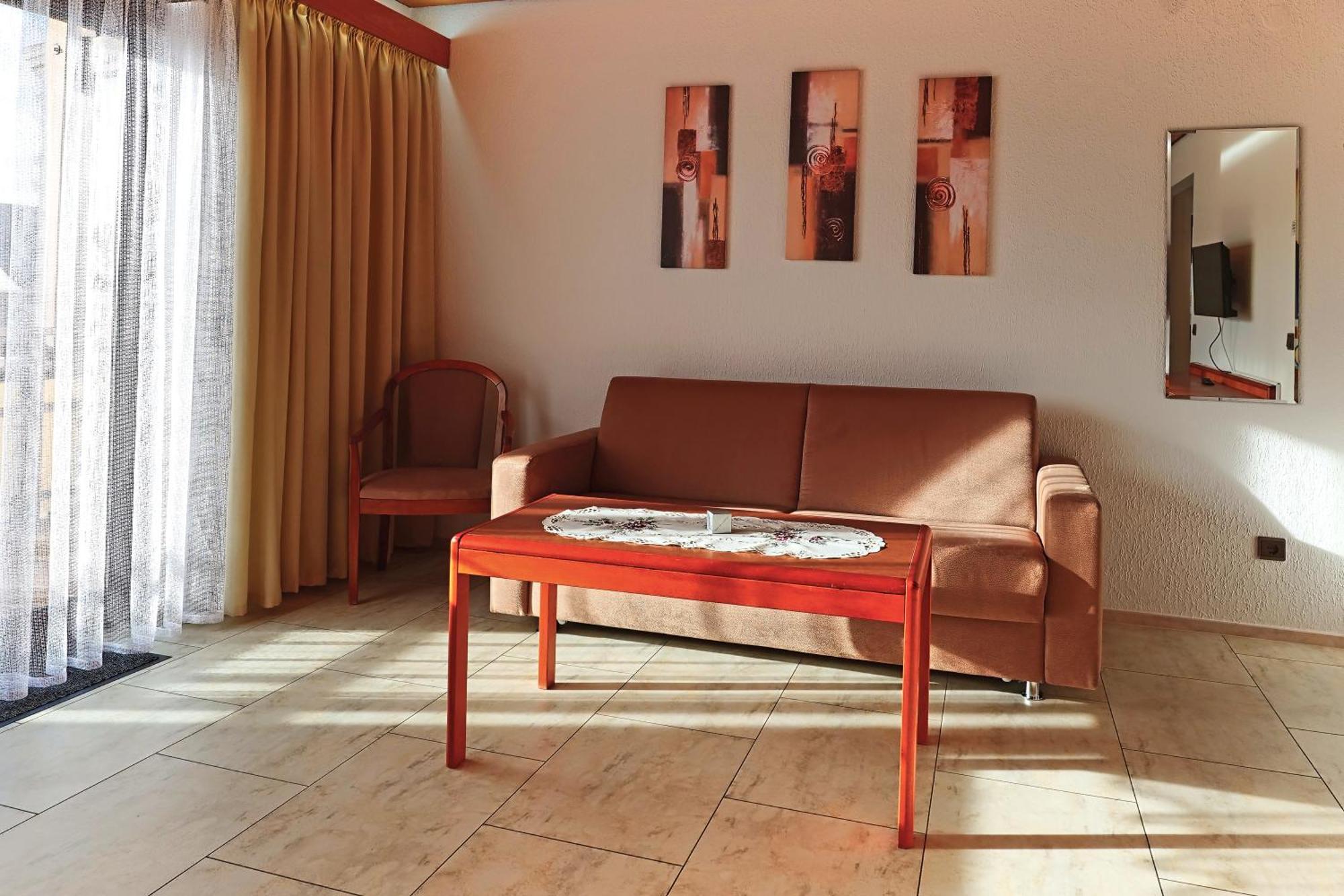 Hotel Garni Sebastian Kirrweiler  Екстериор снимка