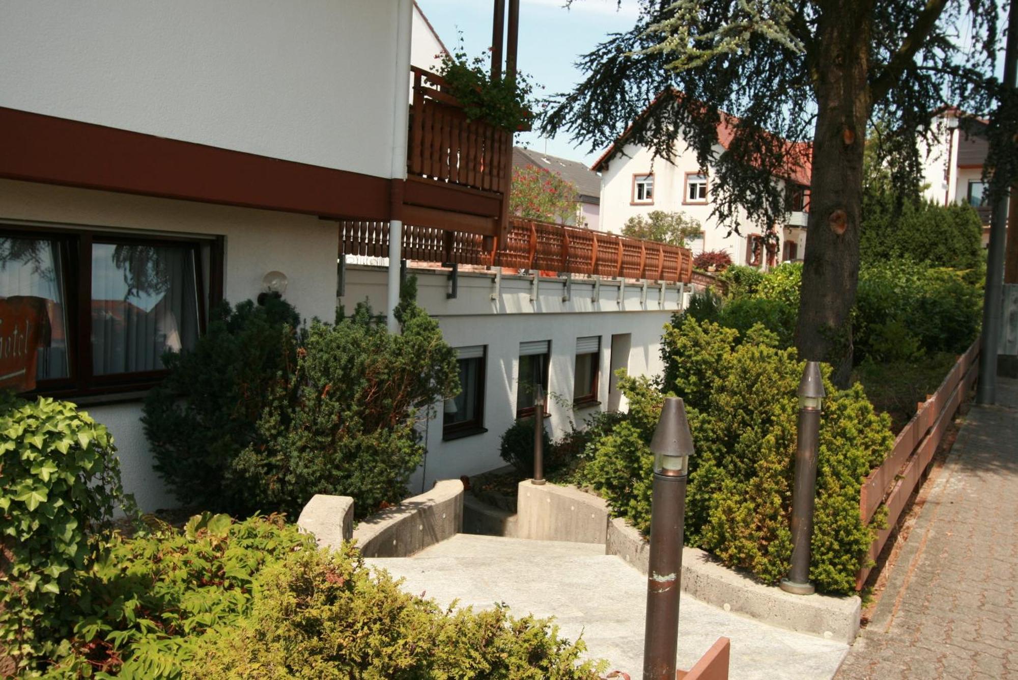 Hotel Garni Sebastian Kirrweiler  Екстериор снимка